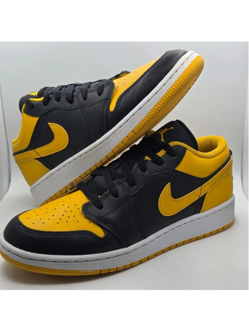 Men's Nike Air Jordan 1 Low Sneakers in Yellow and Black 7y womens 8.5